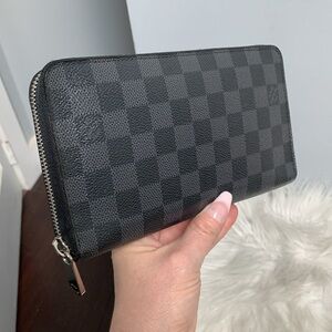 2009 authentic Louis Vuitton Damier Graphite XL zippy organizer